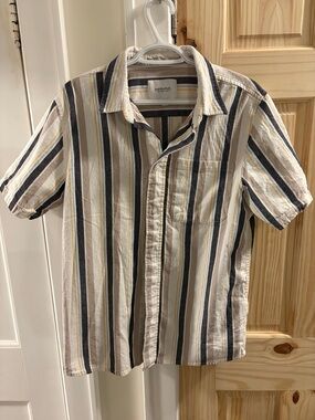 Vertical Stripe Short-Sleeve Button-Down Shirt in Beige, off white & navy